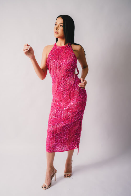 Rochie midi elegantă fucsia cu aplicații strălucitoare și franjuri