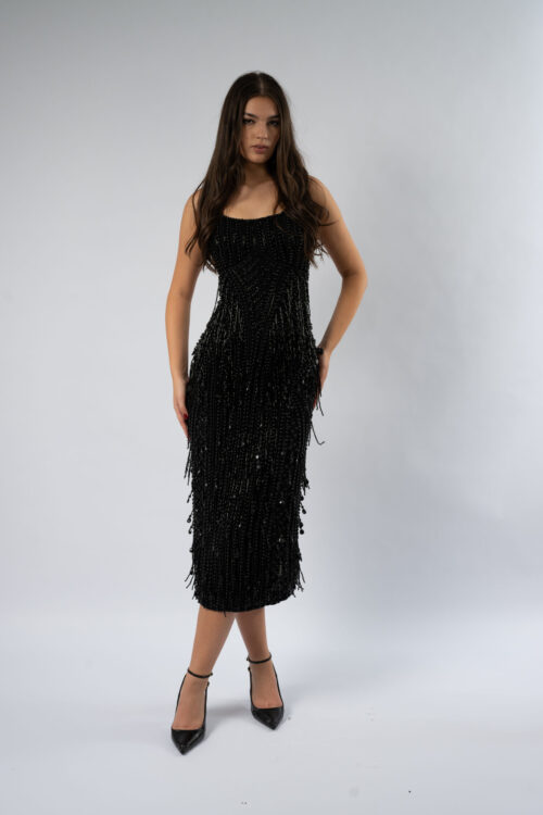 Rochie midi neagră elegantă cu mărgele și franjuri